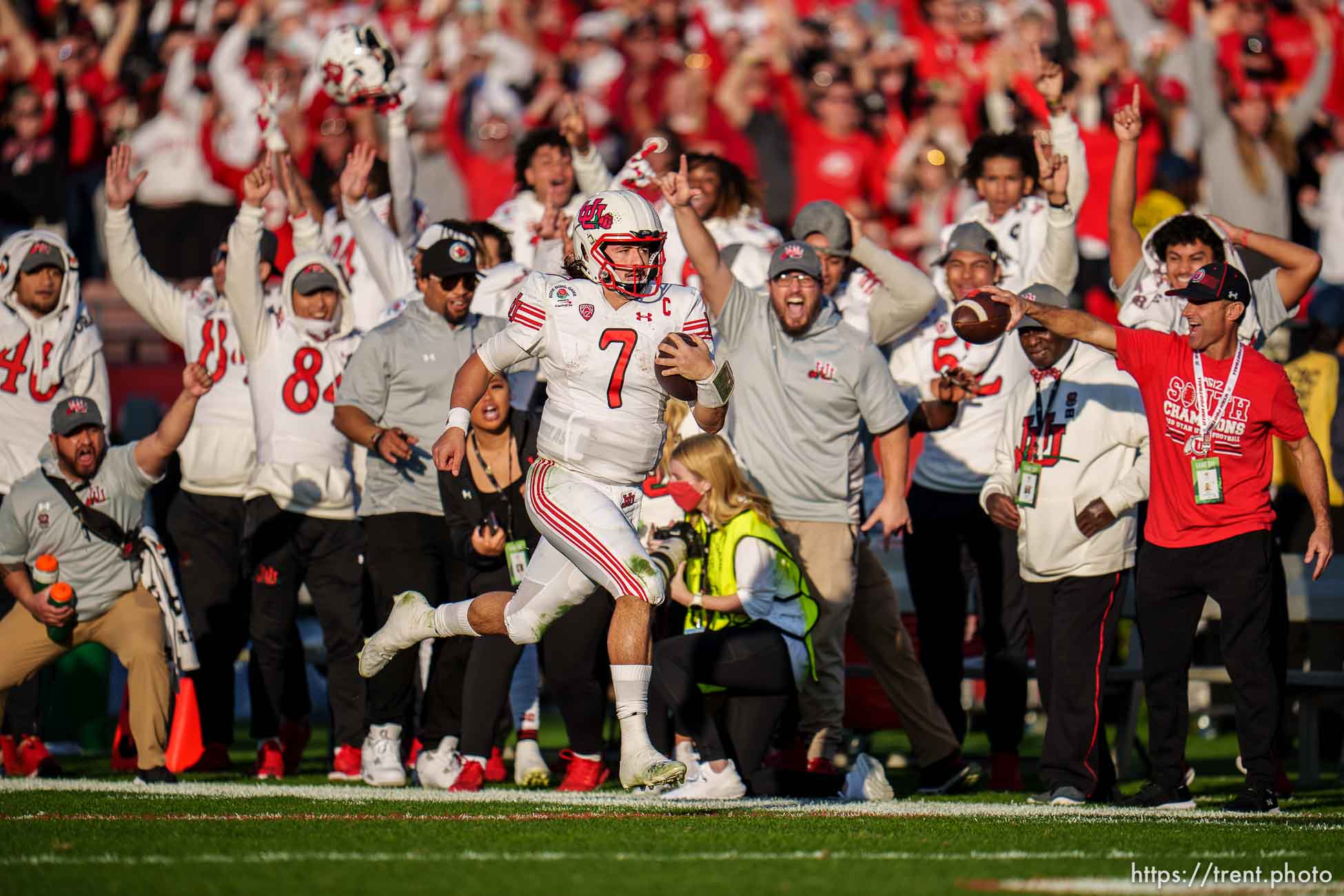 (Trent Nelson  |  The Salt Lake Tribune) Utah Utes quarterback Cameron Rising (7) runs for a touchdown as the Utah Utes face the Ohio State Buckeyes at the Rose Bowl in Pasadena, Calif., on Saturday, Jan. 1, 2022.