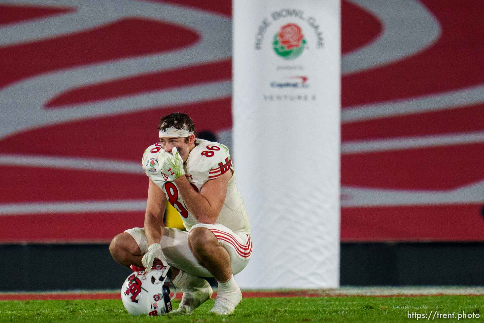 (Trent Nelson  |  The Salt Lake Tribune) Utah Utes tight end Dalton Kincaid (86) looks on as Utah Utes quarterback Cameron Rising (7) appears to be injured on the field, as the Utah Utes face the Ohio State Buckeyes at the Rose Bowl in Pasadena, Calif., on Saturday, Jan. 1, 2022.