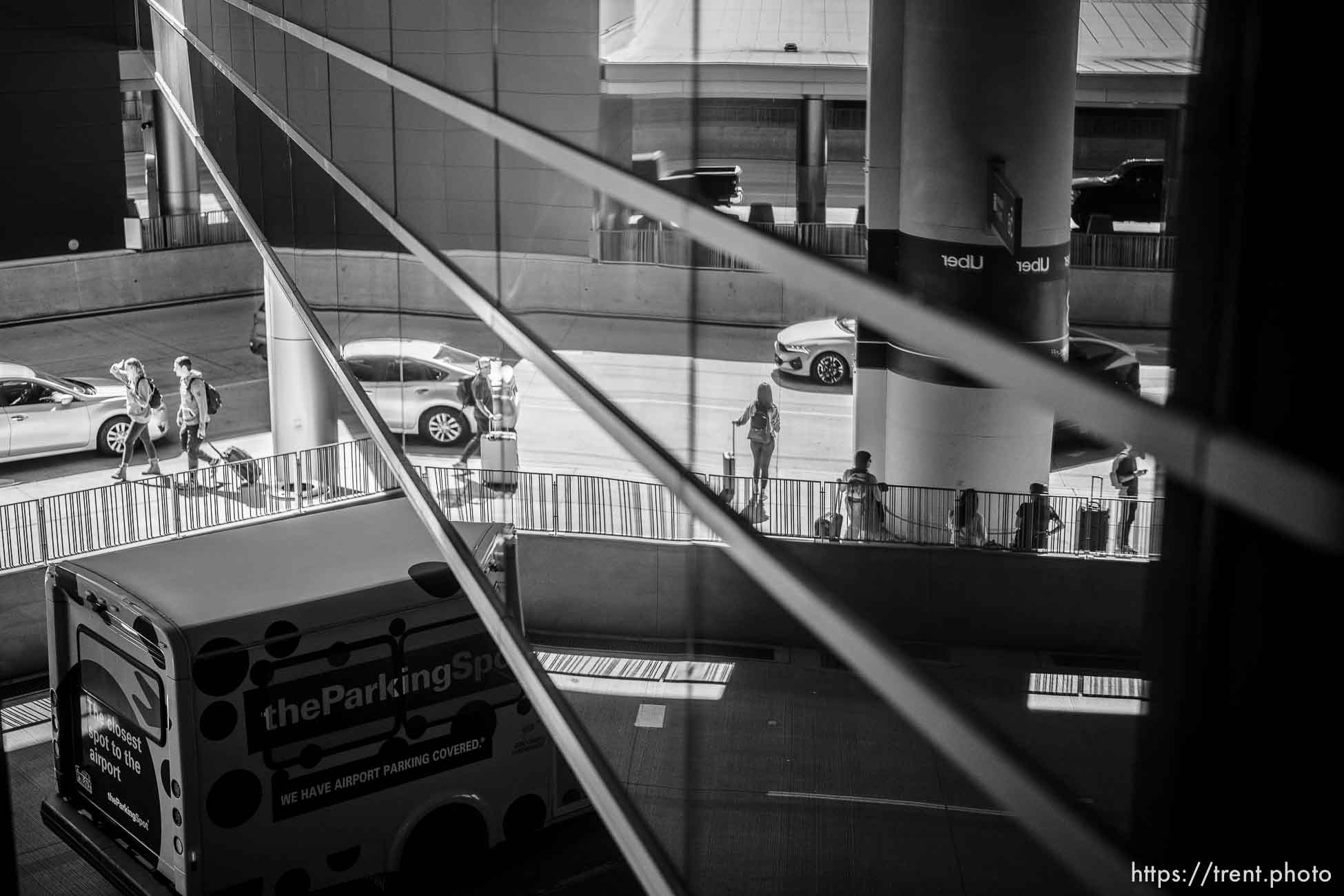 (Trent Nelson  |  The Salt Lake Tribune) Travelers at the Salt Lake City International Airport on Friday, Sept. 23, 2022.