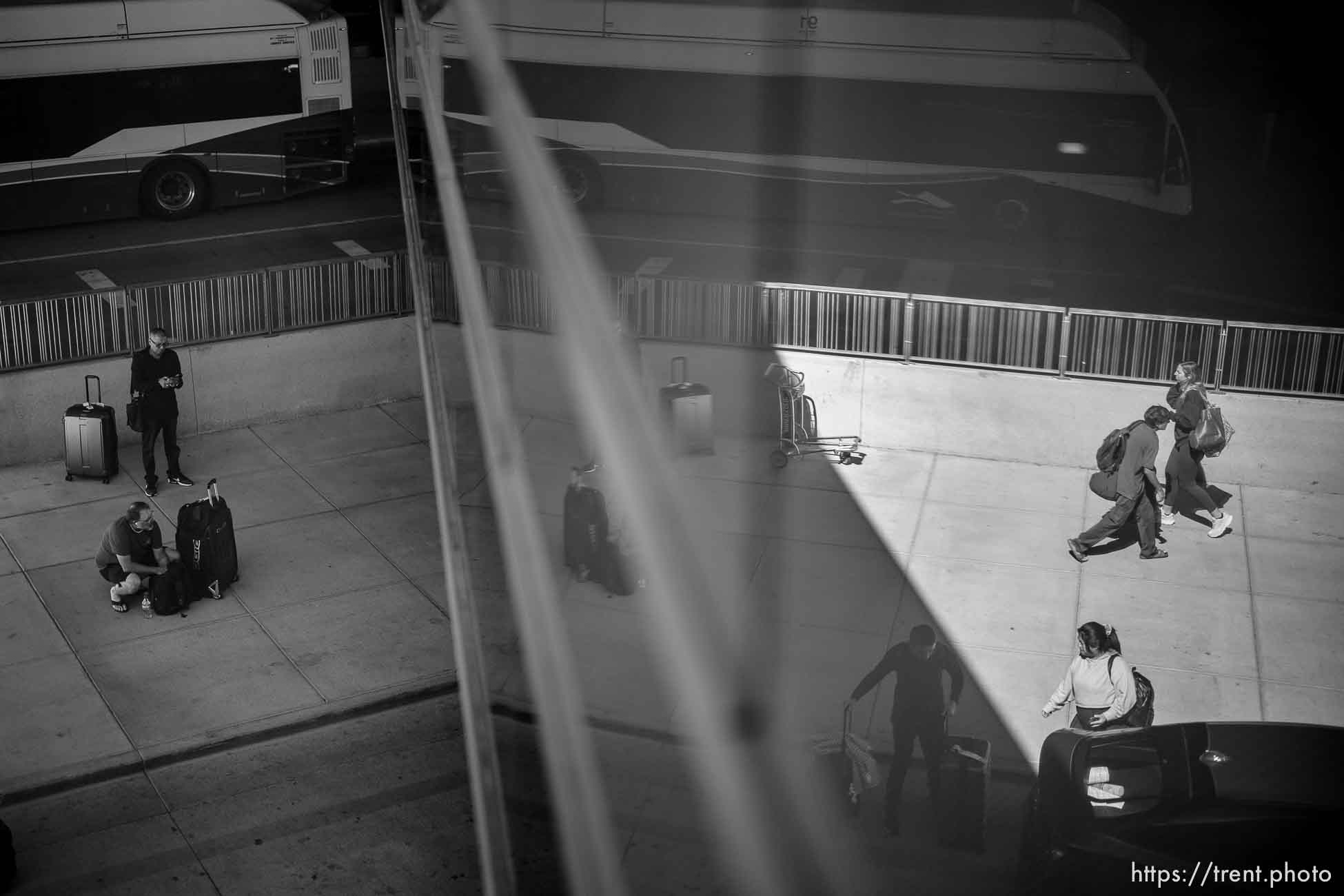 (Trent Nelson  |  The Salt Lake Tribune) Travelers at the Salt Lake City International Airport on Friday, Sept. 23, 2022.