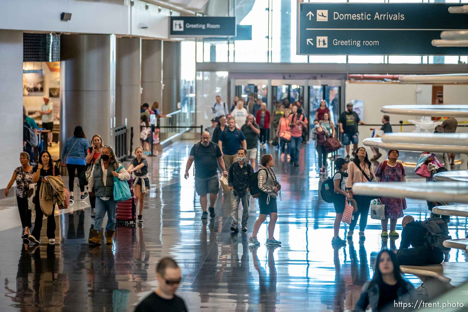 (Trent Nelson  |  The Salt Lake Tribune) Travelers at the Salt Lake City International Airport on Friday, Sept. 23, 2022.