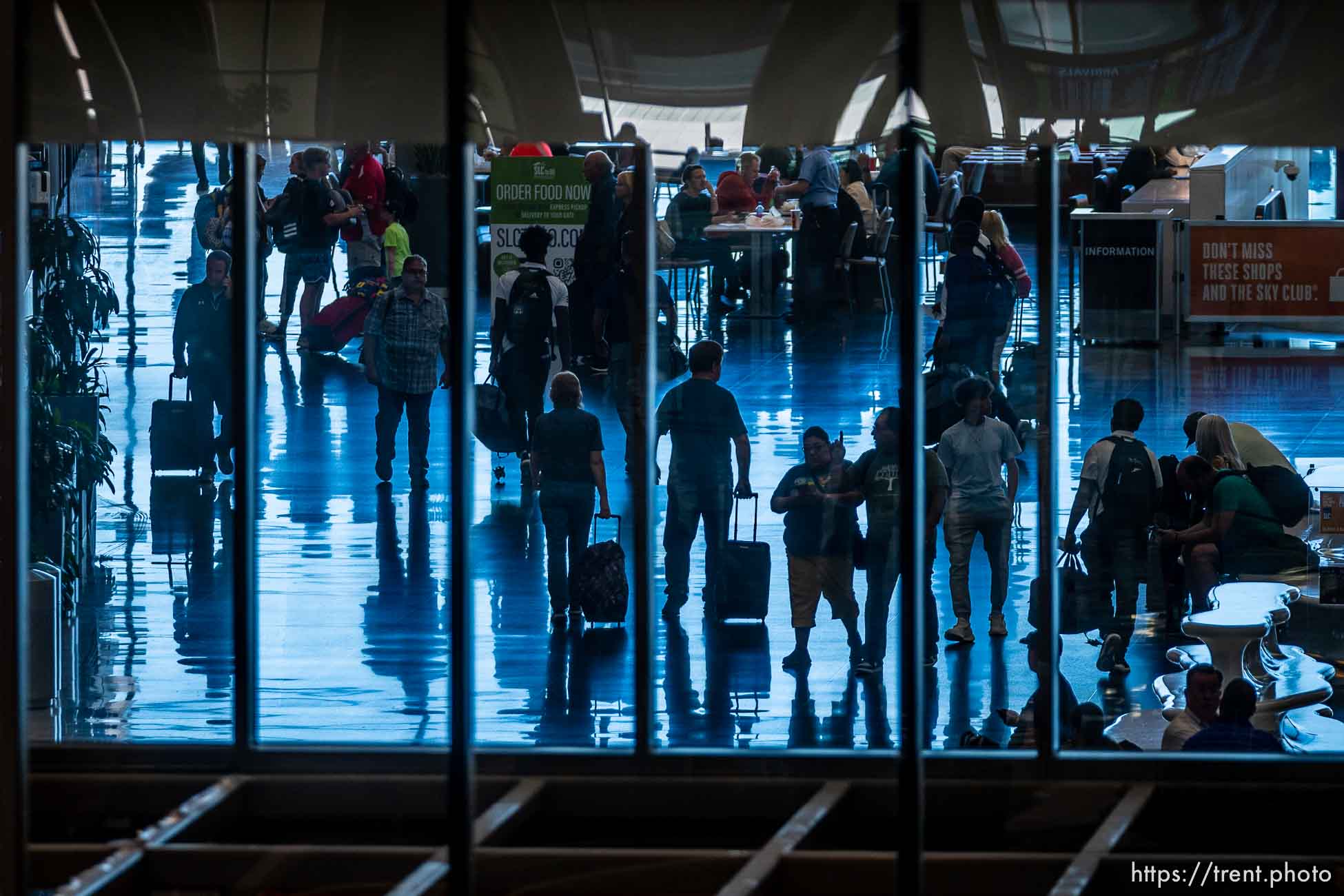 (Trent Nelson  |  The Salt Lake Tribune) Travelers at the Salt Lake City International Airport on Friday, Sept. 23, 2022.