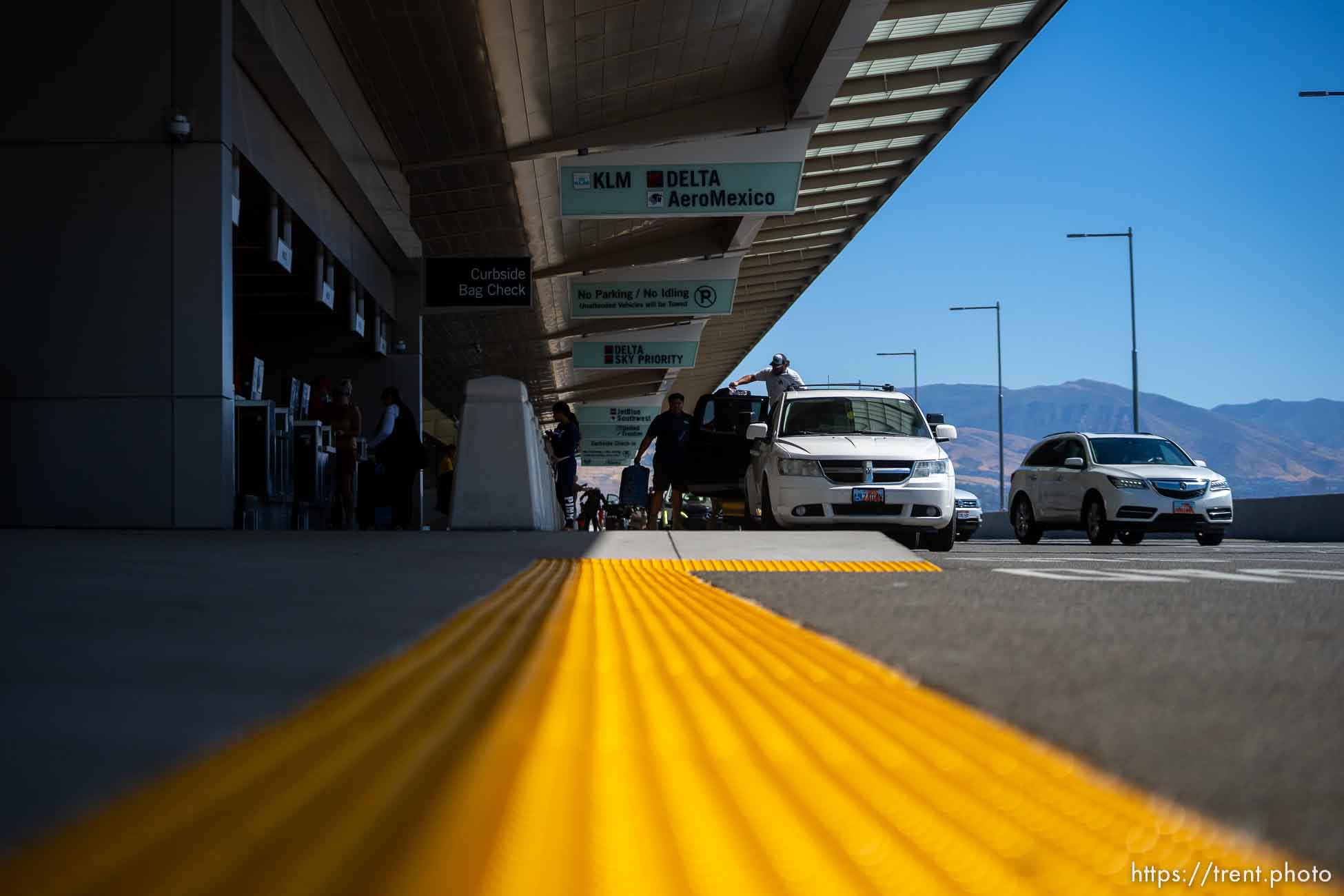 (Trent Nelson  |  The Salt Lake Tribune) Travelers at the Salt Lake City International Airport on Friday, Sept. 23, 2022.