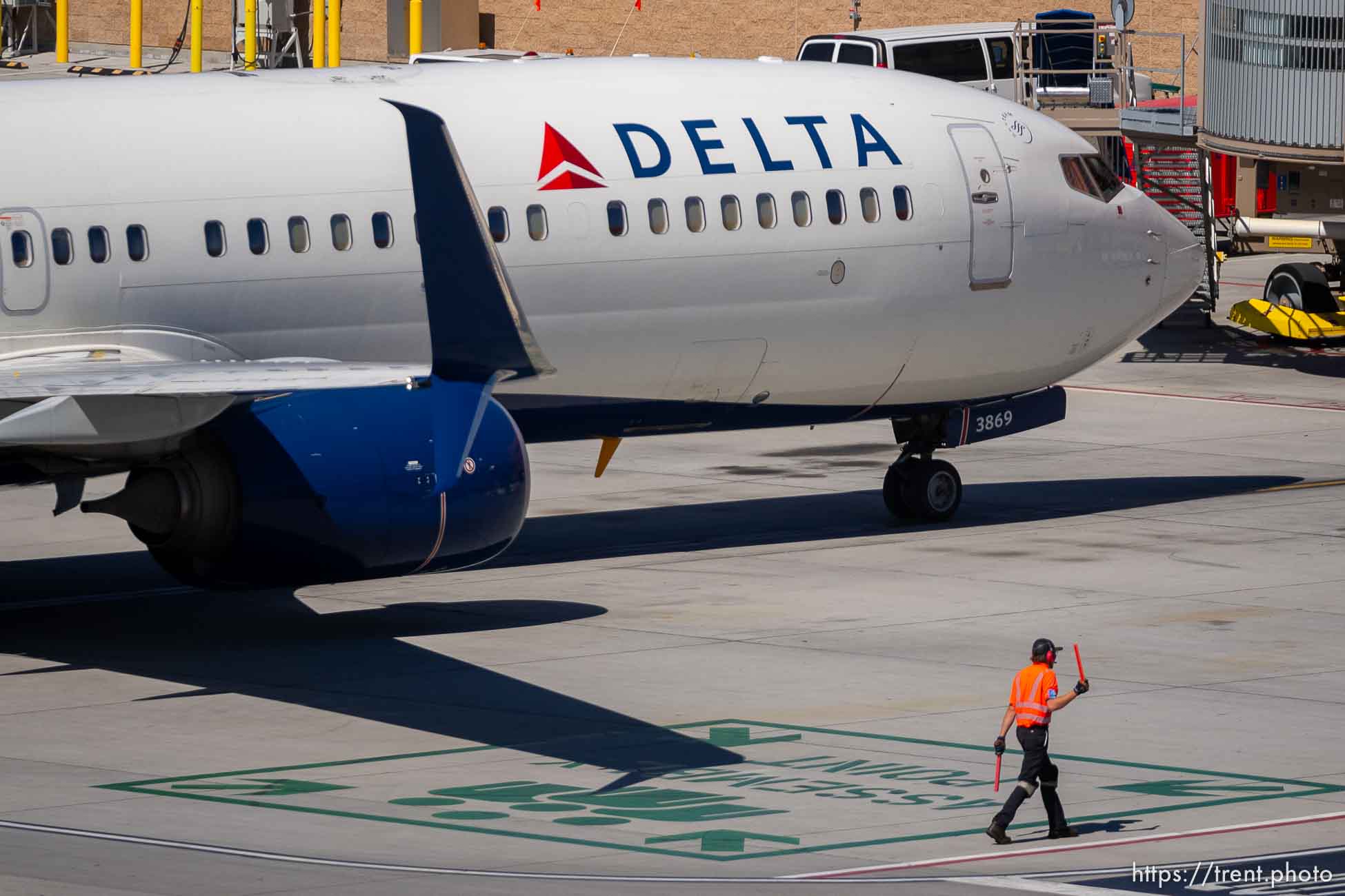 (Trent Nelson  |  The Salt Lake Tribune) A Delta flight arrives at the Salt Lake City International Airport on Friday, Sept. 23, 2022.