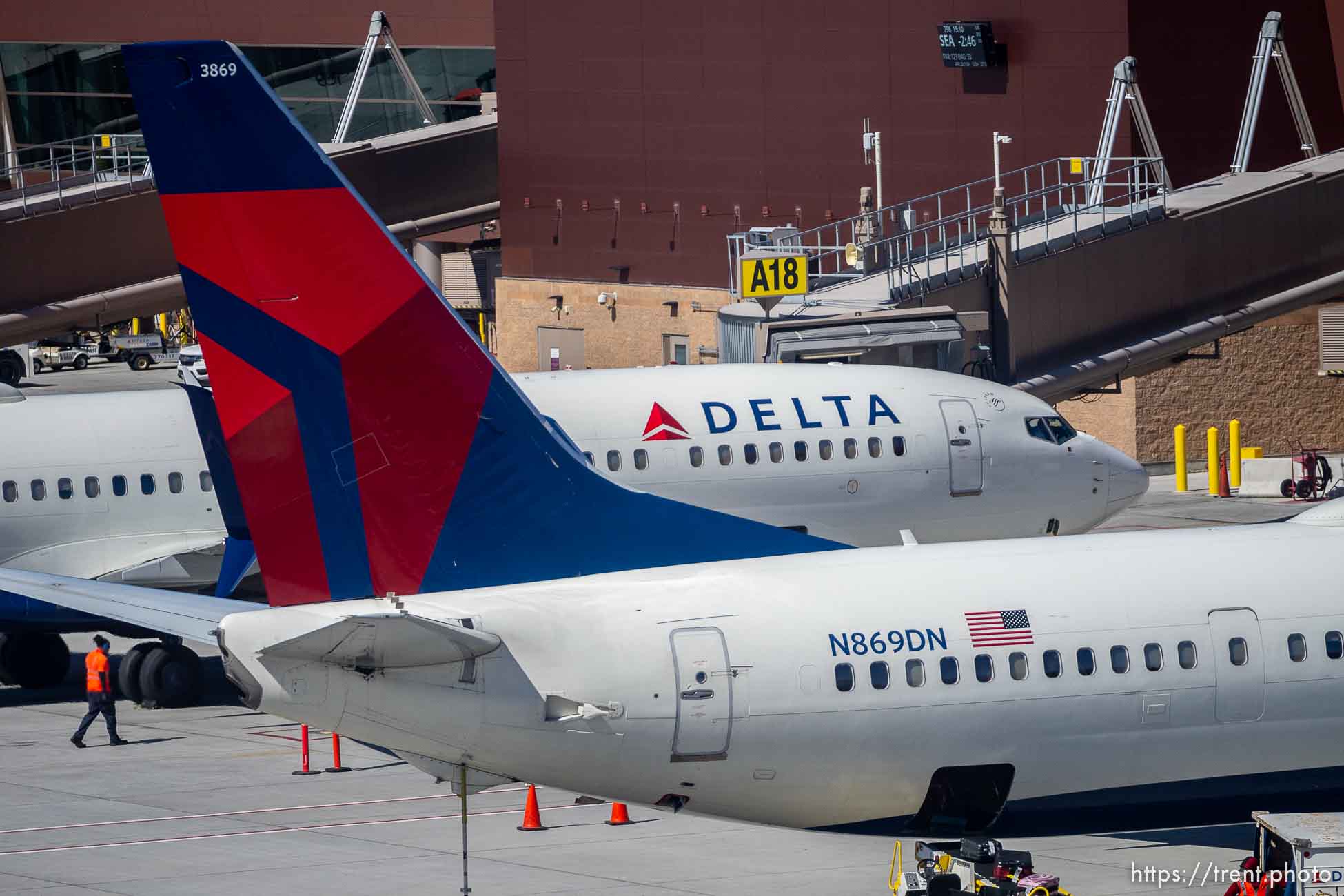 (Trent Nelson  |  The Salt Lake Tribune) A Delta flight arrives at the Salt Lake City International Airport on Friday, Sept. 23, 2022.