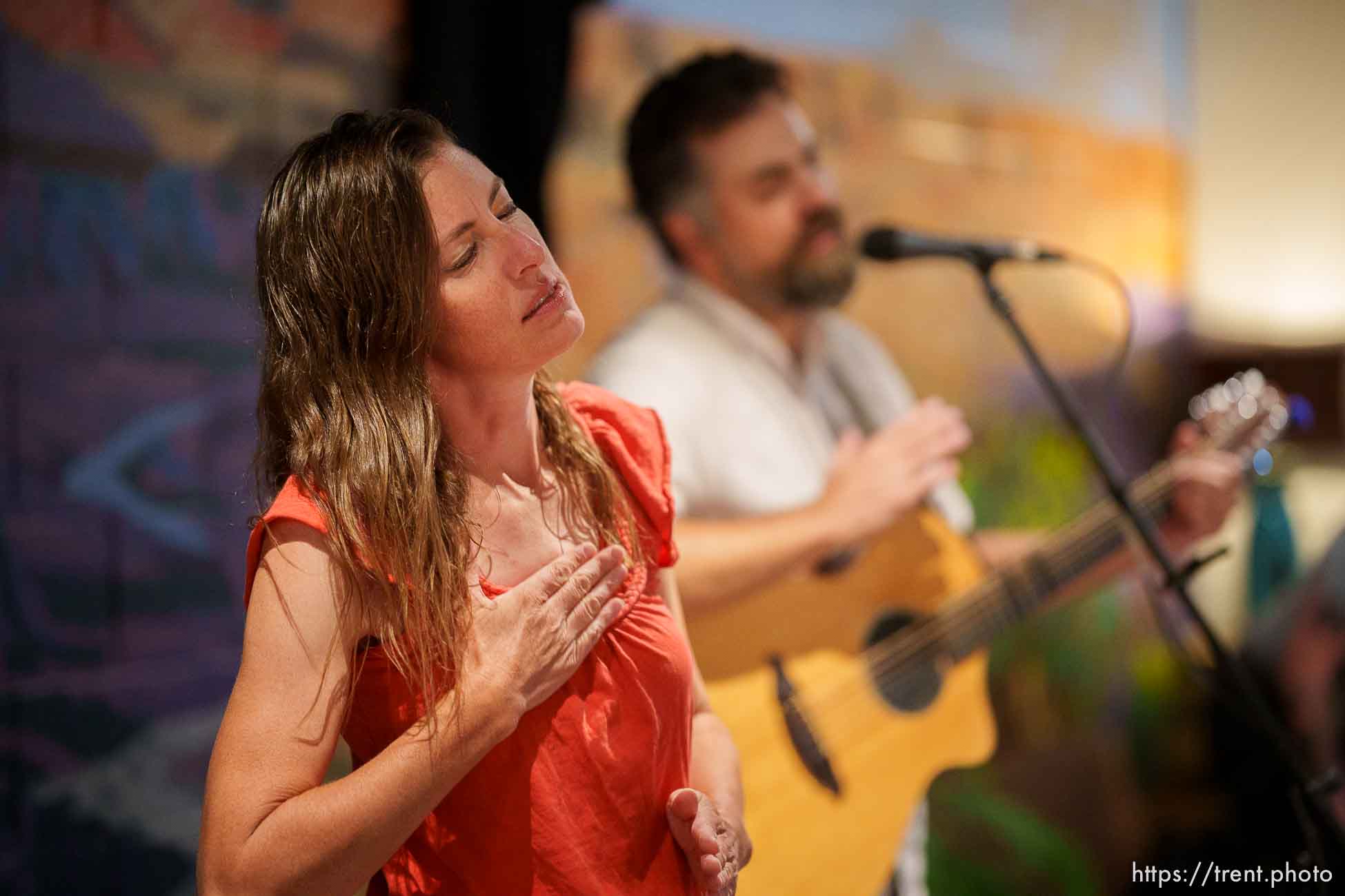 (Trent Nelson  |  The Salt Lake Tribune) Cindy McAllister and Ben Brinton, The Deaf & The Musician, performing at RoHa Brewing Project in Salt Lake City on Thursday, Oct. 13, 2022.