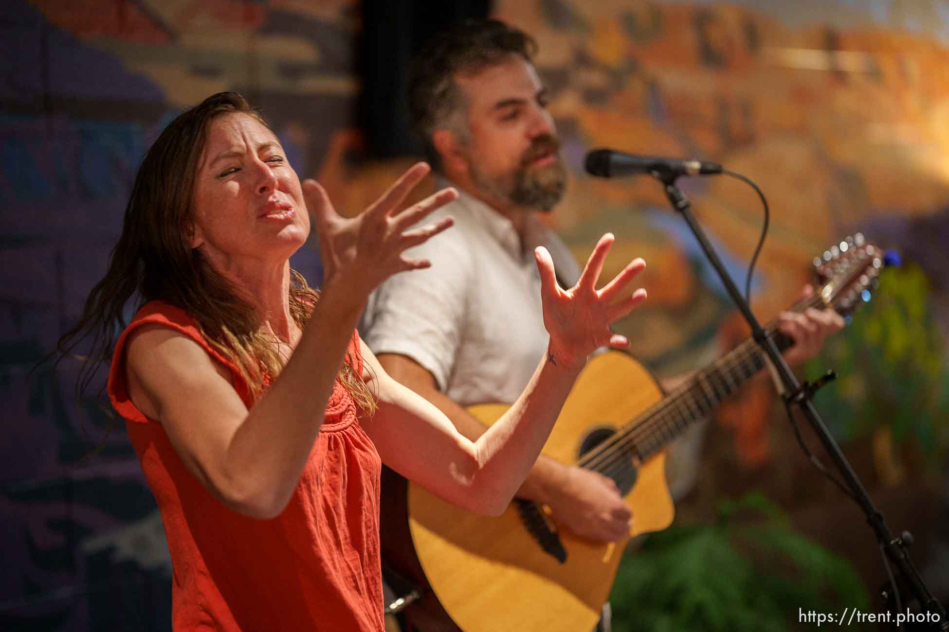 (Trent Nelson  |  The Salt Lake Tribune) Cindy McAllister and Ben Brinton, The Deaf & The Musician, performing at RoHa Brewing Project in Salt Lake City on Thursday, Oct. 13, 2022.