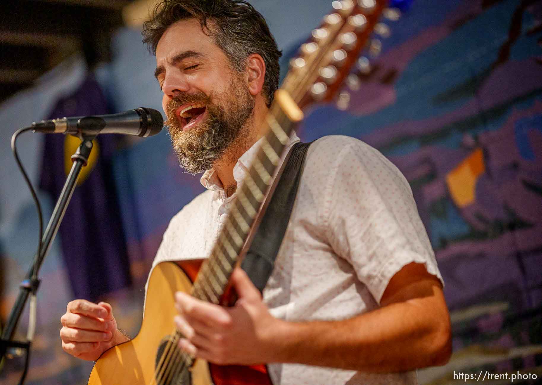 (Trent Nelson  |  The Salt Lake Tribune) Cindy McAllister and Ben Brinton, The Deaf & The Musician, performing at RoHa Brewing Project in Salt Lake City on Thursday, Oct. 13, 2022.