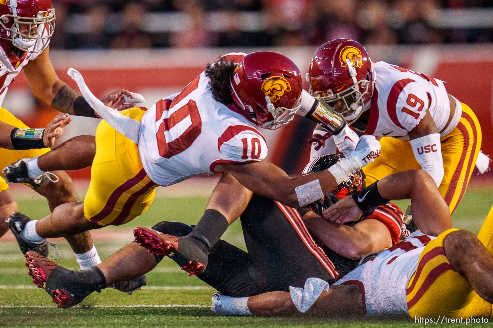 (Trent Nelson  |  The Salt Lake Tribune) USC defenders bring down Utah Utes tight end Dalton Kincaid (86) as the University of Utah hosts USC, NCAA football in Salt Lake City on Saturday, Oct. 15, 2022.