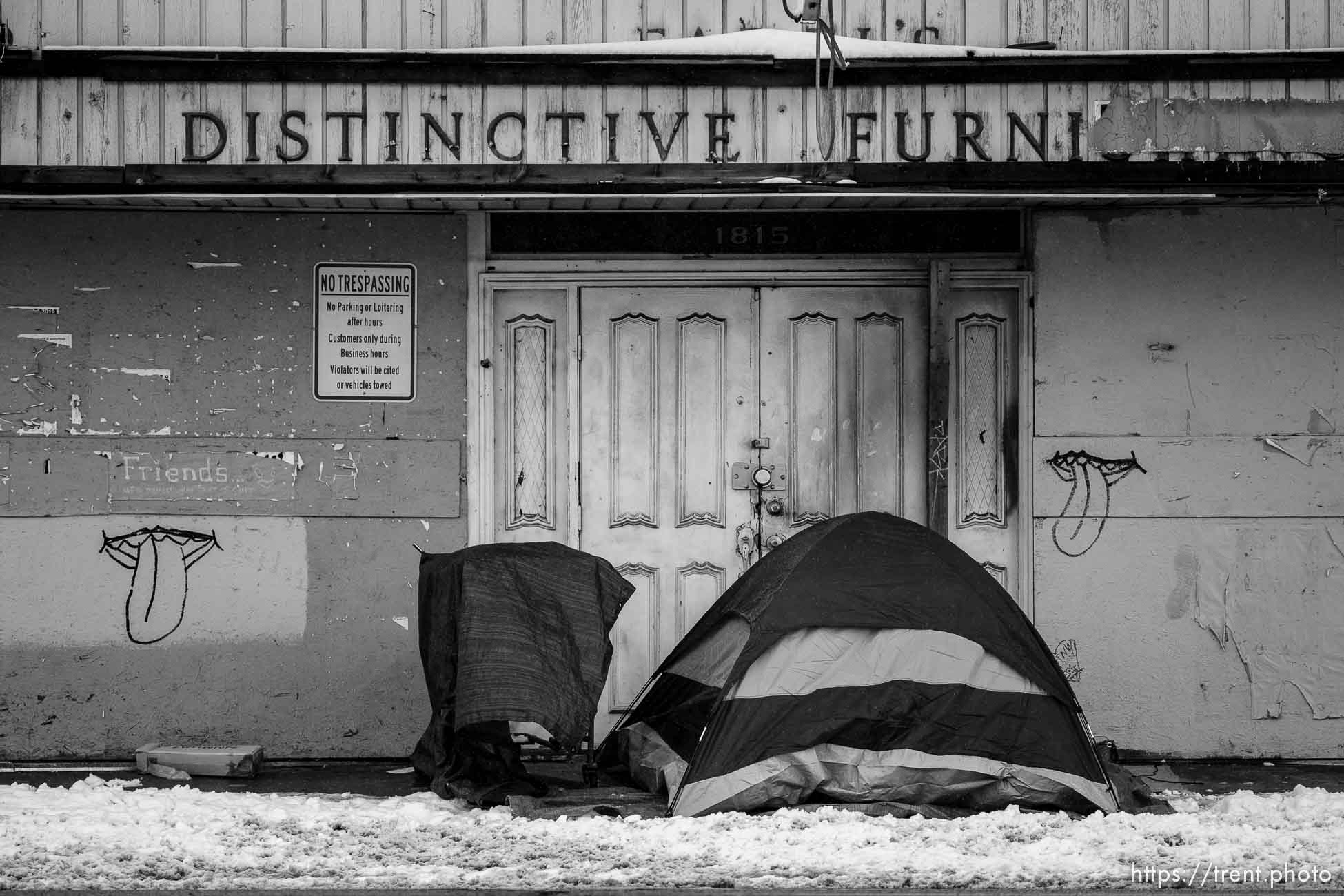 (Trent Nelson  |  The Salt Lake Tribune) snow and tent, state street on Tuesday, Dec. 13, 2022.