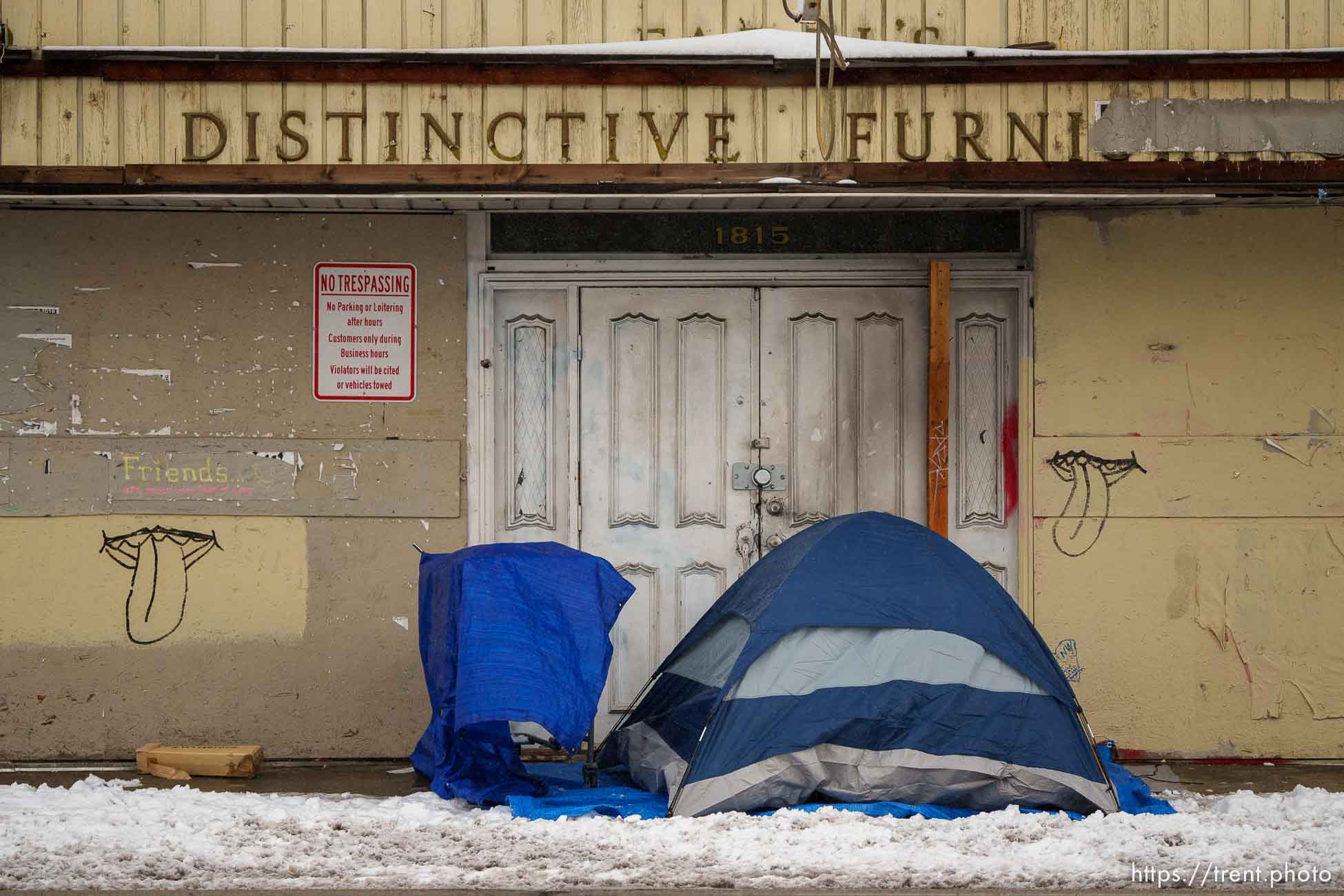 (Trent Nelson  |  The Salt Lake Tribune) snow and tent, state street on Tuesday, Dec. 13, 2022.