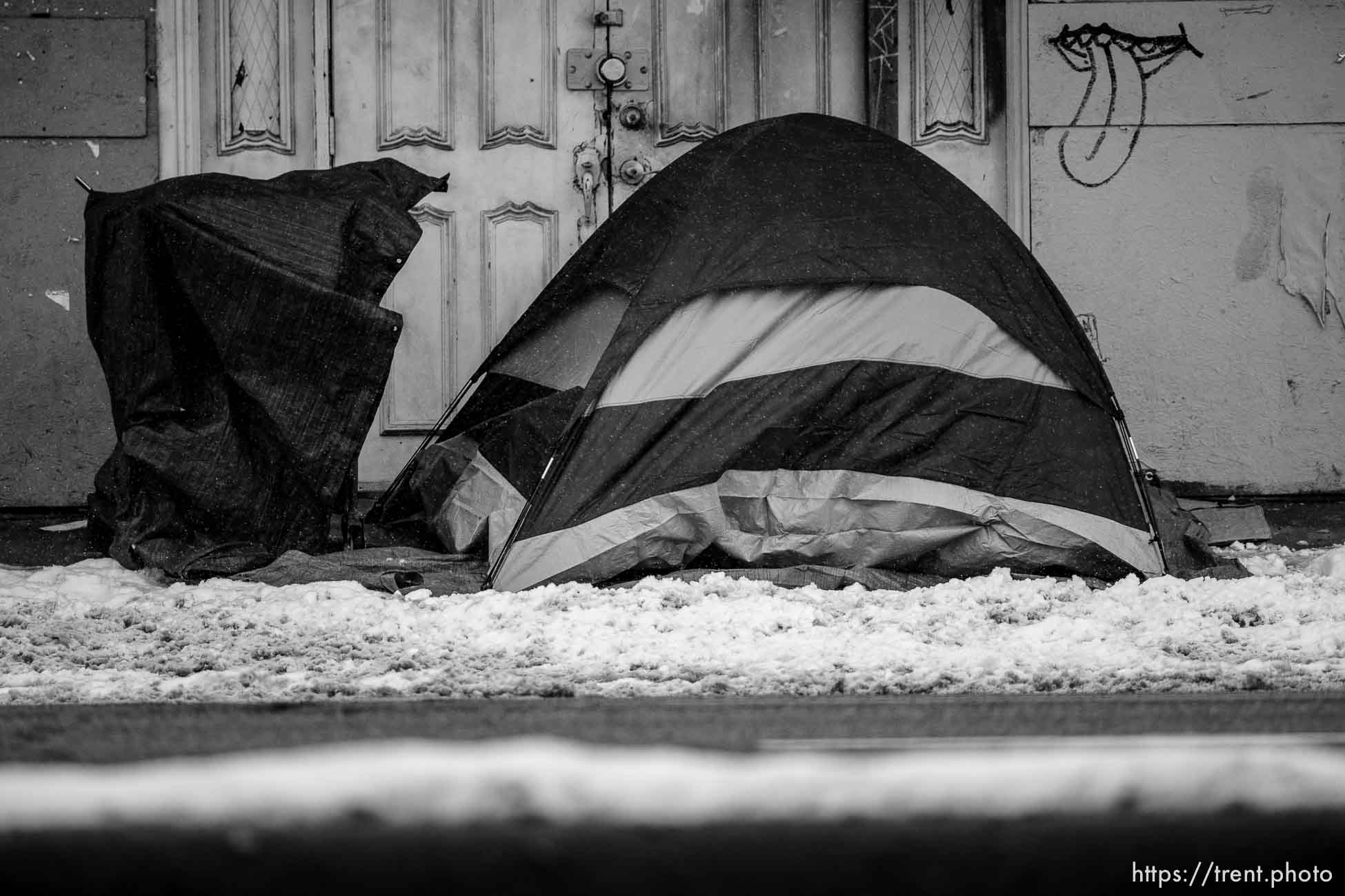 (Trent Nelson  |  The Salt Lake Tribune) snow and tent, state street on Tuesday, Dec. 13, 2022.