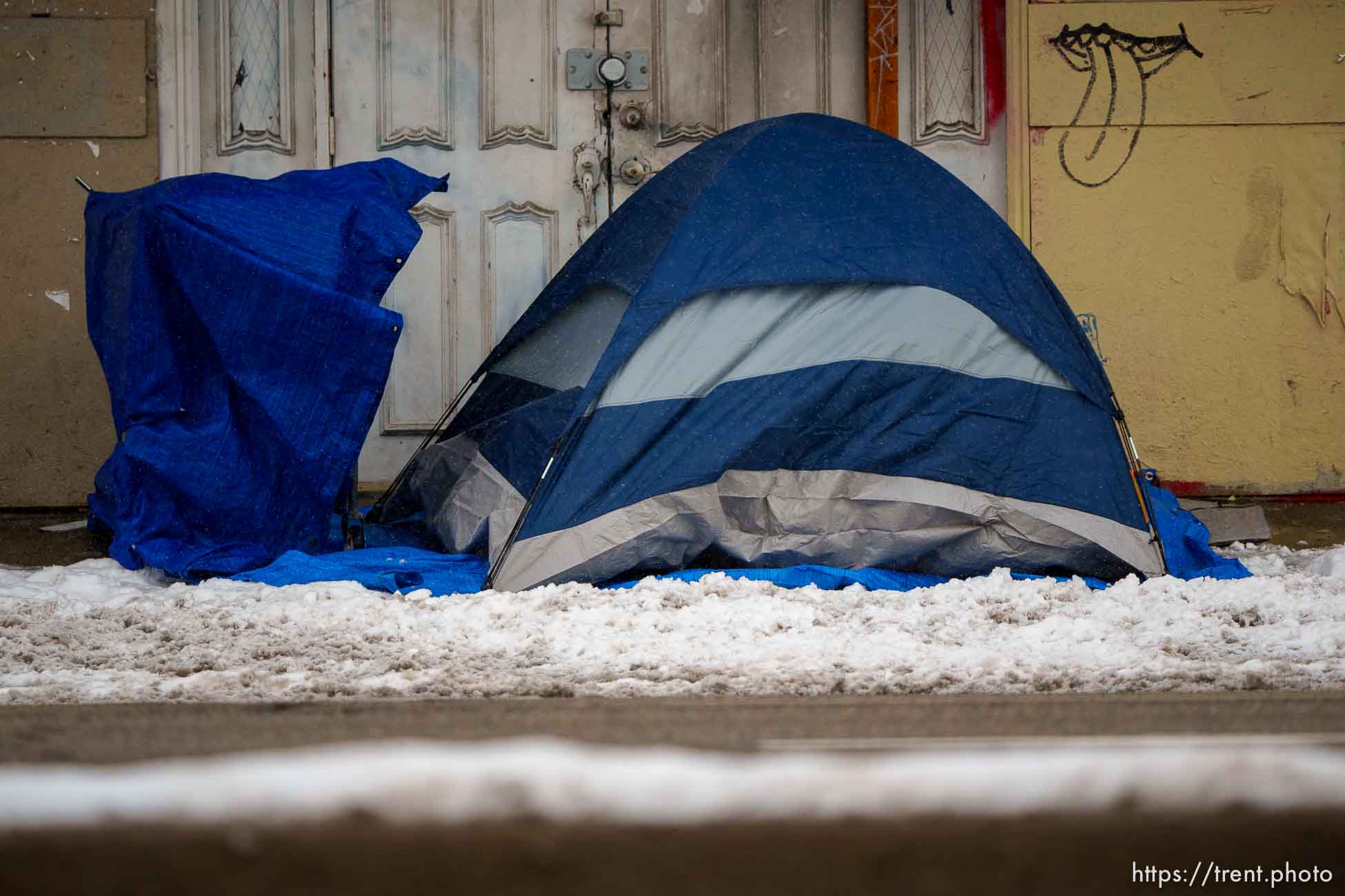 (Trent Nelson  |  The Salt Lake Tribune) snow and tent, state street on Tuesday, Dec. 13, 2022.