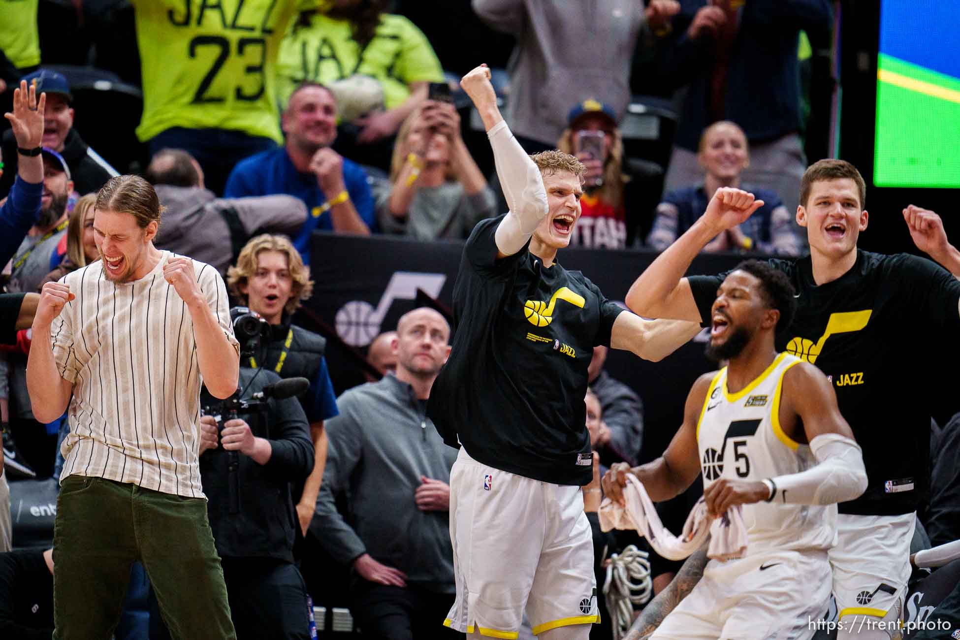 (Trent Nelson  |  The Salt Lake Tribune) Jazz players cheer free chicken as the Utah Jazz host the Los Angeles Clippers, NBA basketball in Salt Lake City on Wednesday, Jan. 18, 2023.