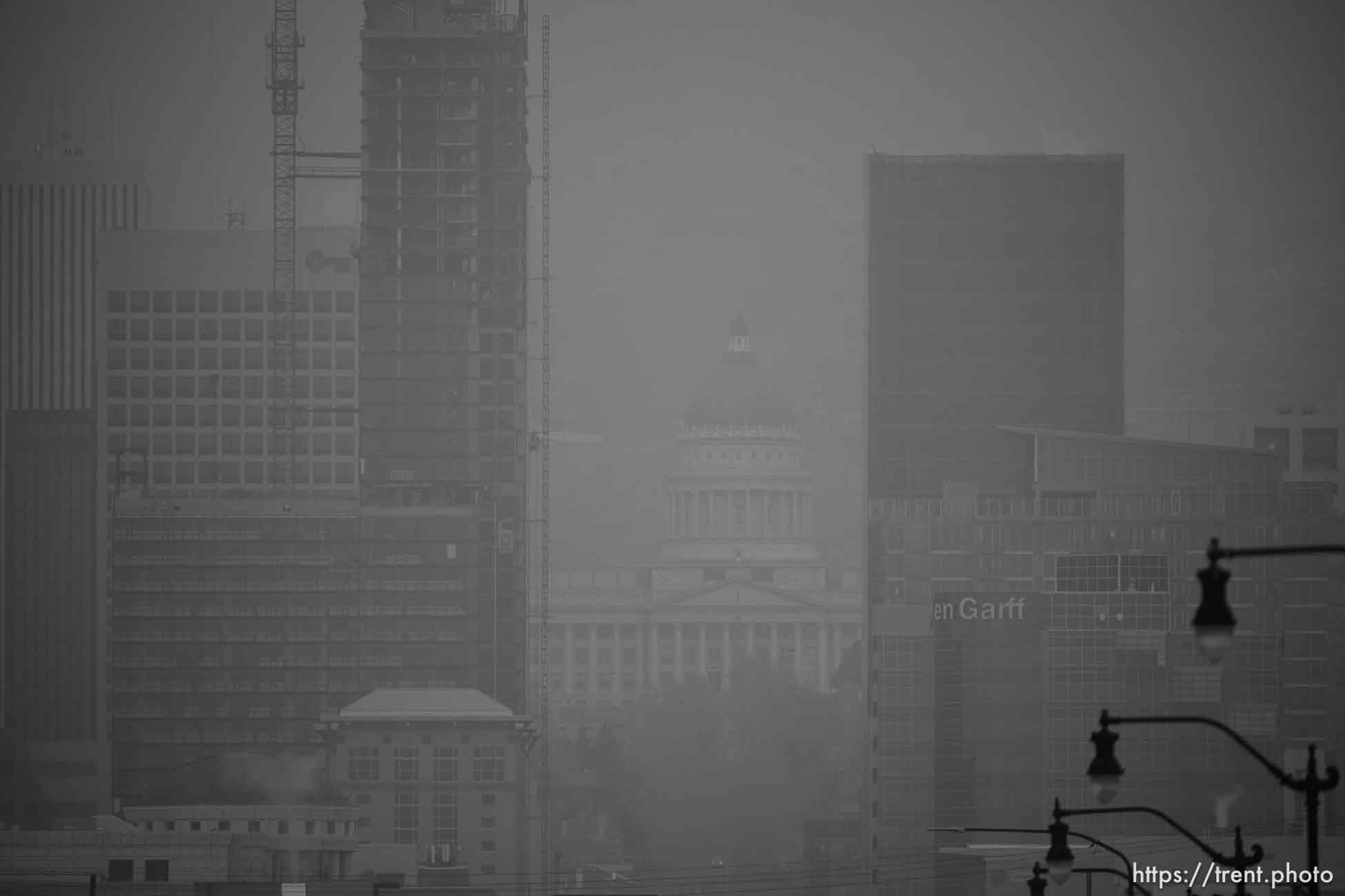 (Trent Nelson | The Salt Lake Tribune) Pollution fills the air during an inversion in Salt Lake City on Thursday November 30, 2023.