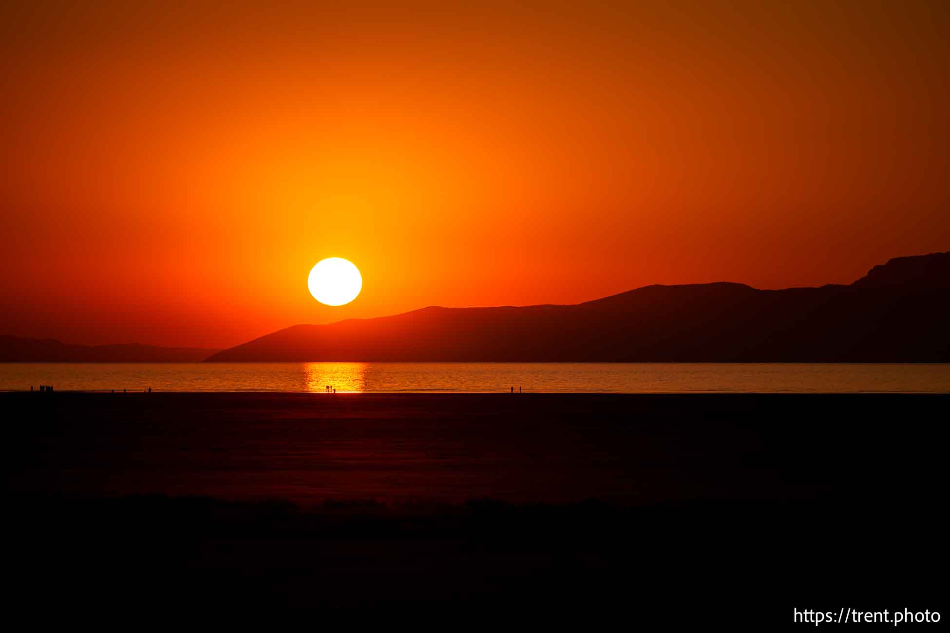 (Trent Nelson | The Salt Lake Tribune) Sunset on the shore of the Great Salt Lake on Friday, Sept. 6, 2024.