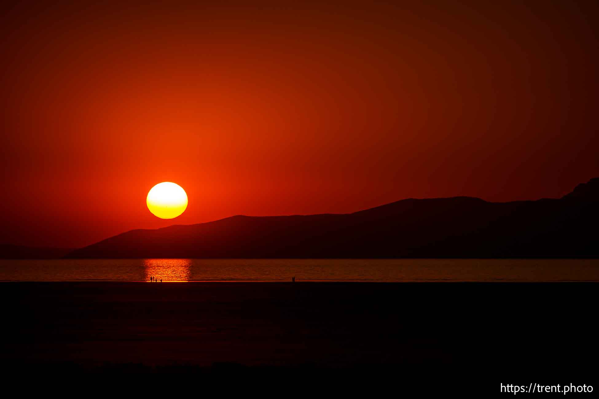 (Trent Nelson | The Salt Lake Tribune) Sunset on the shore of the Great Salt Lake on Friday, Sept. 6, 2024.